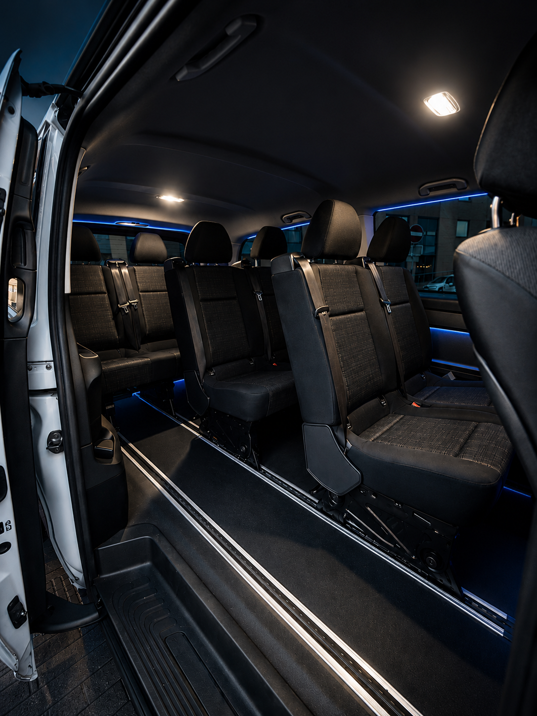 Mercedes-Benz Vito interieur voor 8 personen met blauwe sfeerverlichting
