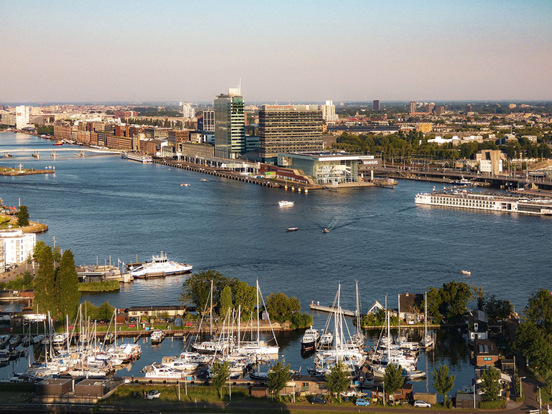 Amsterdam als voorbeeld van een langeafstandsbestemming vanuit Roermond