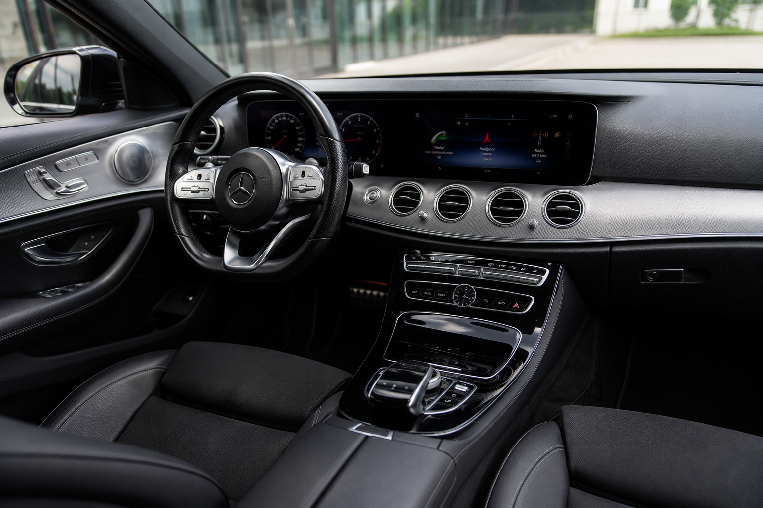 Mercedes-Benz E220 Estate interieur met digitaal dashboard